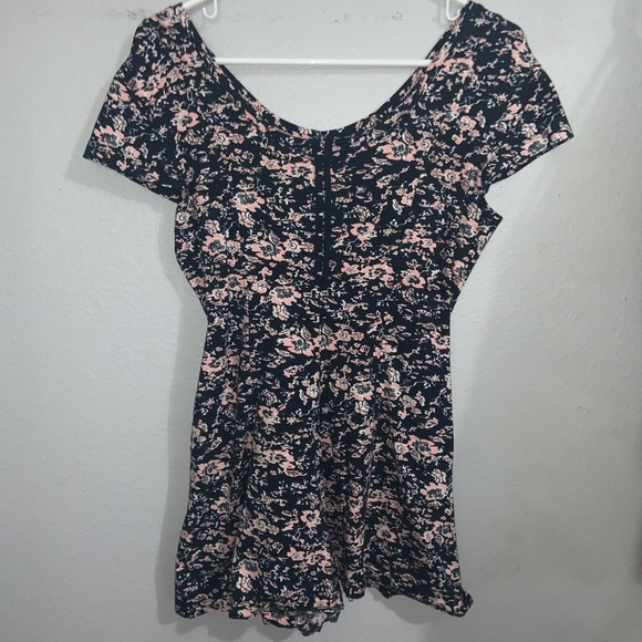 New Volcom romper. - Picture 1 of 3